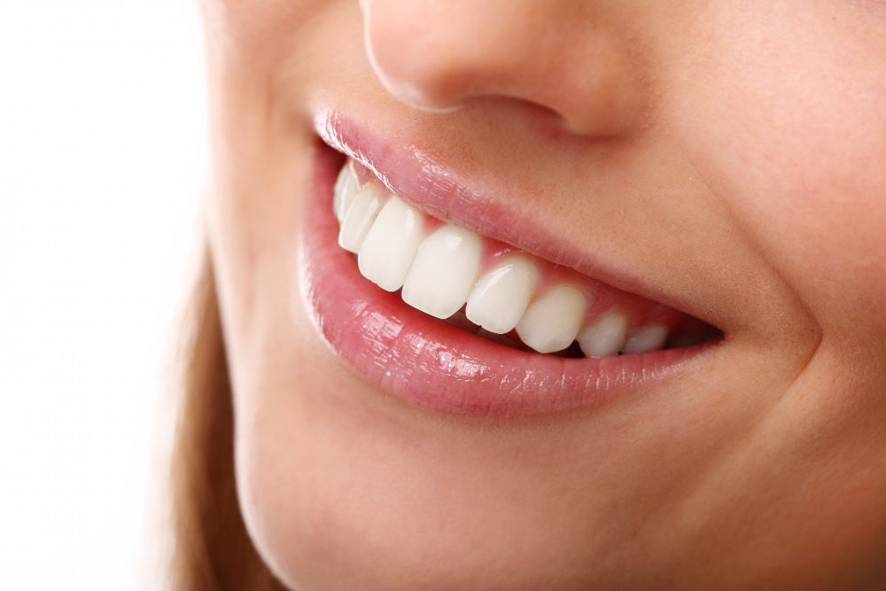 perfect-smile-with-white-teeth-closeup
